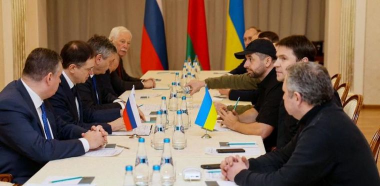 FOTO: Reunión entre diplomáticos rusos y ucranianos, el 28 de febrero de 2022 (AFP)
