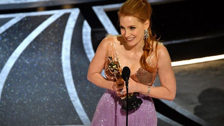 Jessica Chastain se llevó el premio a Mejor Actriz por "Los ojos de Tammy Faye".
