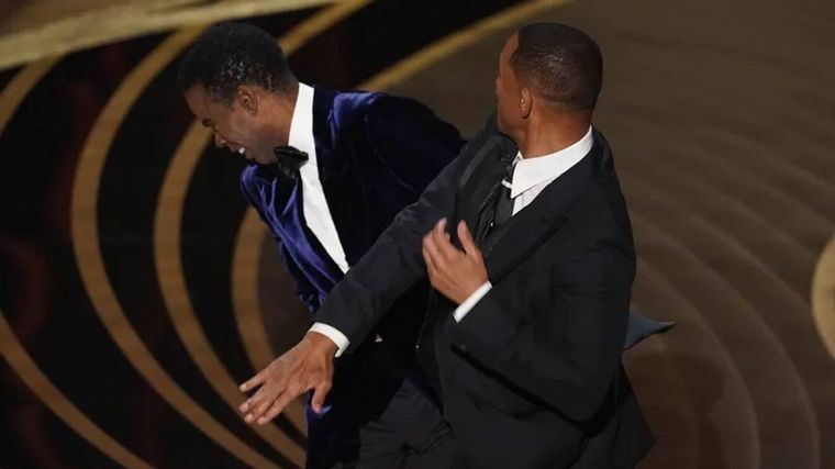 FOTO: La reacción de Will Smith sobre el escenario.