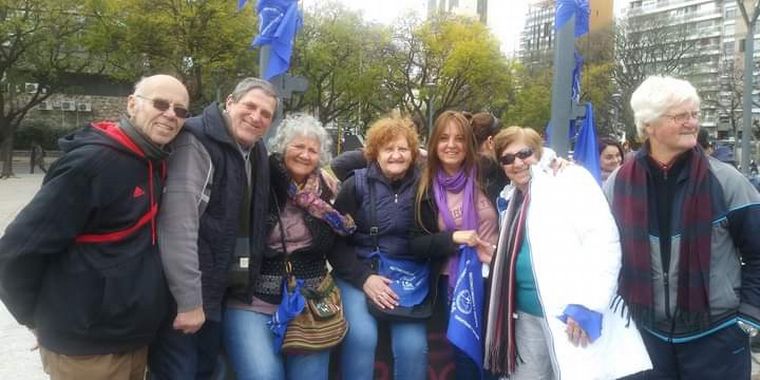 FOTO: Fabiana (tercera a la derecha) con a su madre y otros miembros de la comunidad sorda