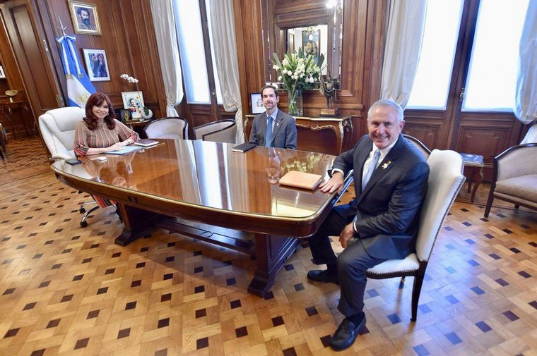 La vicepresidenta Cristina Kirchner junto al embajador de EE.UU, Marc Stanley.