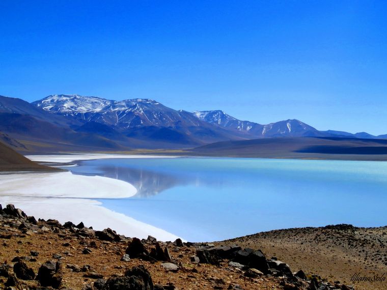 La laguna se encuentra dentro del cráter de un volcán. Foto: turismo de observación.