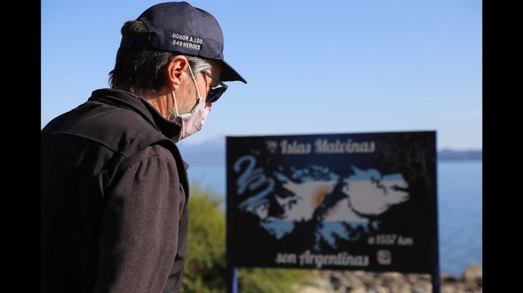 FOTO: Libro reúne más de 100 testimonios de veteranos en Malvinas