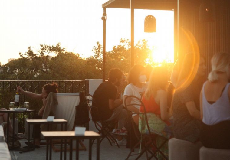 La terraza es uno de los tantos espacios que tiene el lugar