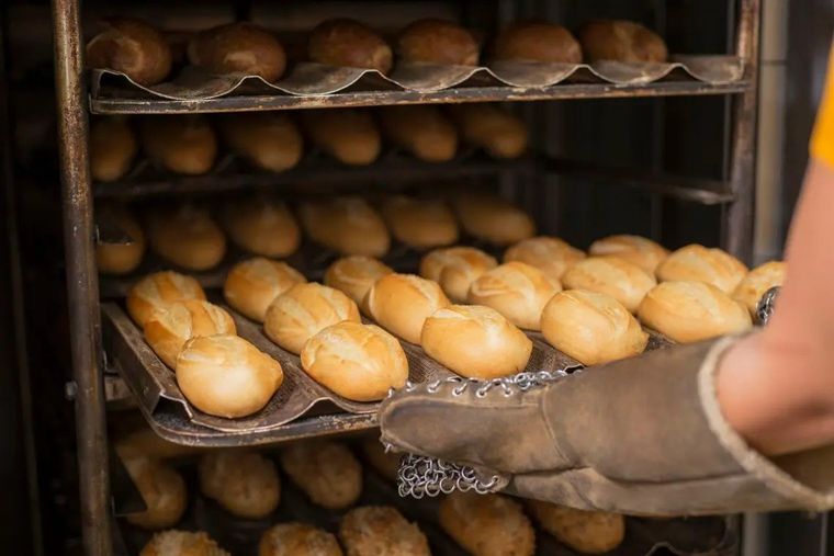 FOTO: Acuerdo de precios: el kilo de pan costará entre $220 y $270.