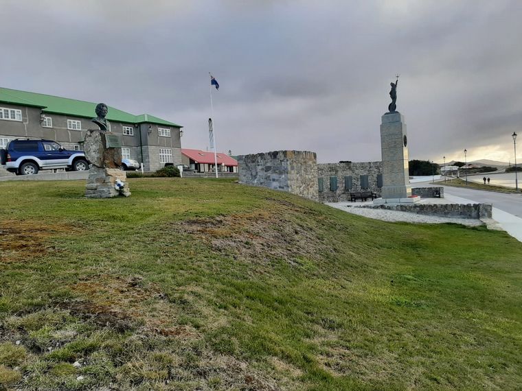 FOTO: El busto de Thatcher y el memorial de los ingleses caídos en la guerra de Malvinas.