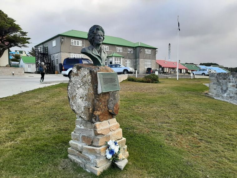 FOTO: El busto de Thatcher y el memorial de los ingleses caídos en la guerra de Malvinas.