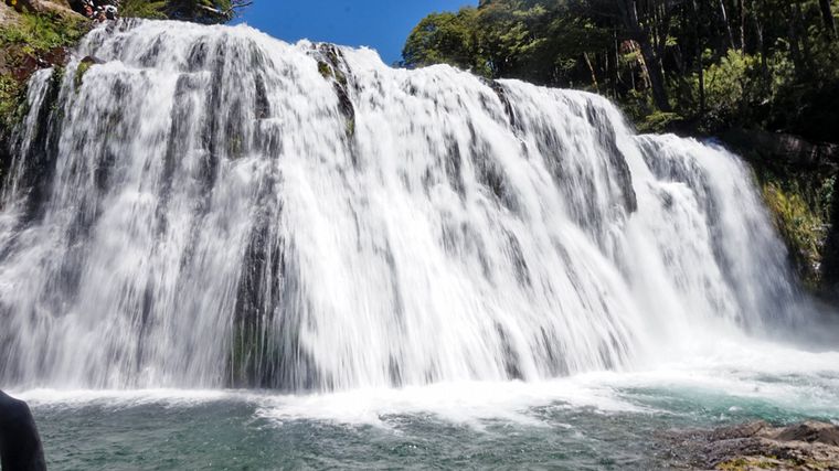 Esta cascada soñada tiene 40 metros de ancho y 10 de alto. Foto: Andes handbook.