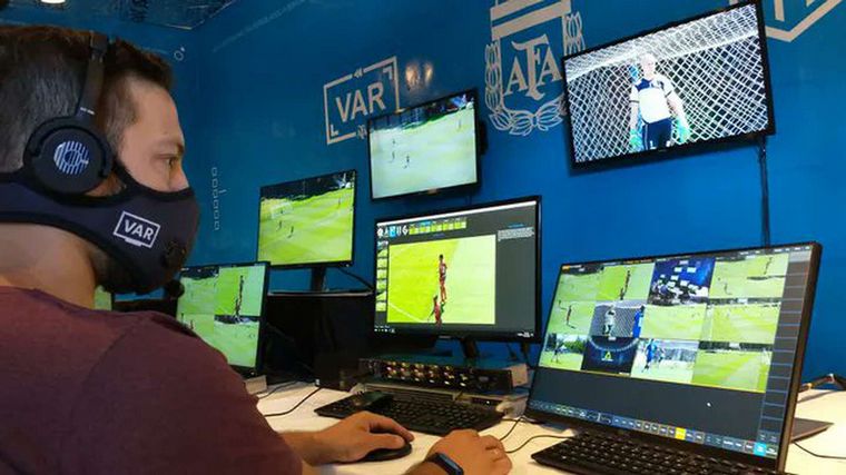 FOTO: Este jueves el VAR comienza a implementarse en el fútbol argentino