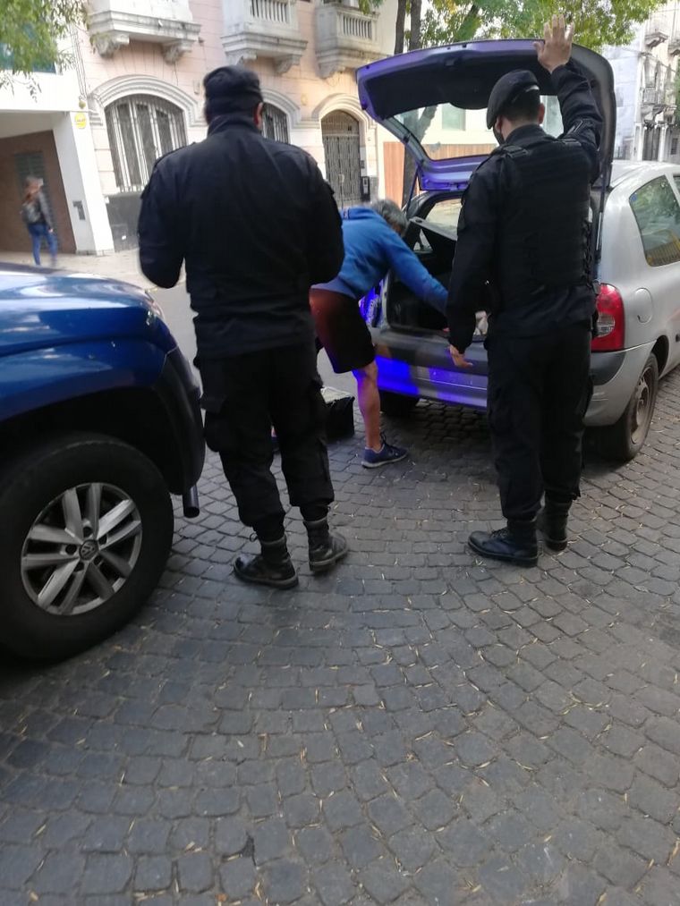 Estacionó en doble fila, golpeó al inspector y fue detenido.