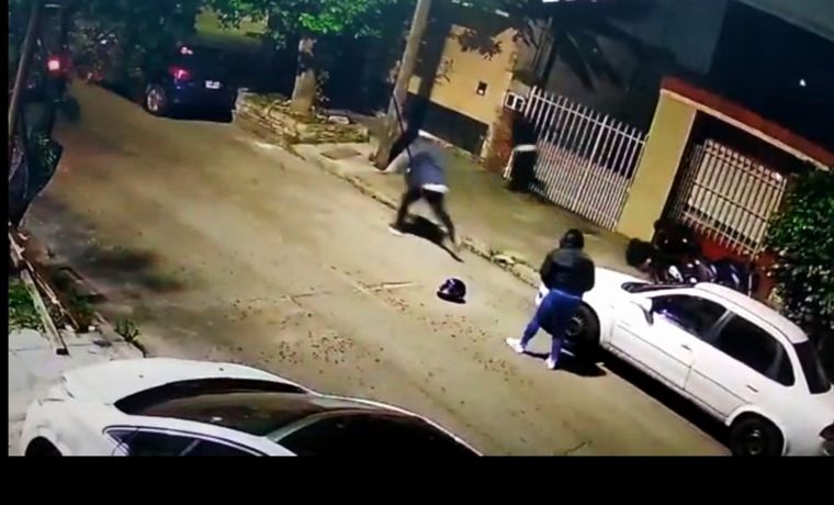 Los delincuentes huyen tras asaltar y matar al policía.