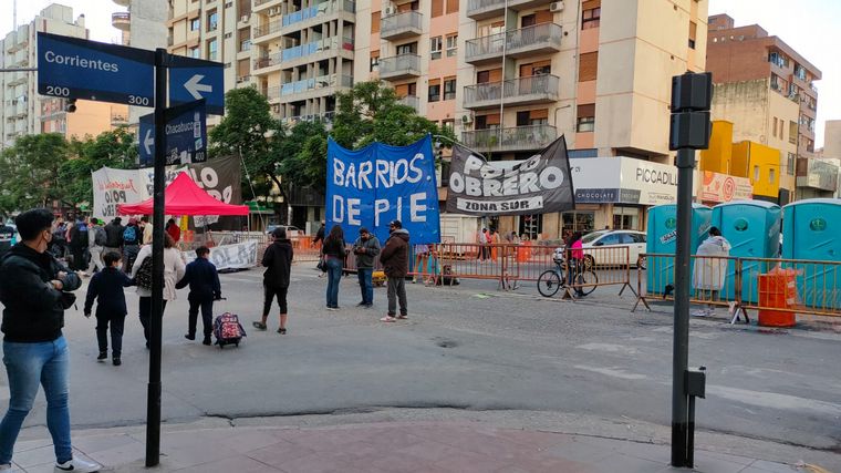 FOTO: Córdoba: movilizaciones sociales acampan en la avenida Chacabuco