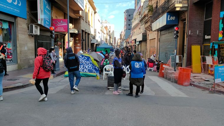 FOTO: Córdoba: movilizaciones sociales acampan en la avenida Chacabuco