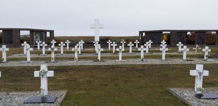AUDIO: Darwin, el cementerio donde yacen más de 200 soldados caídos