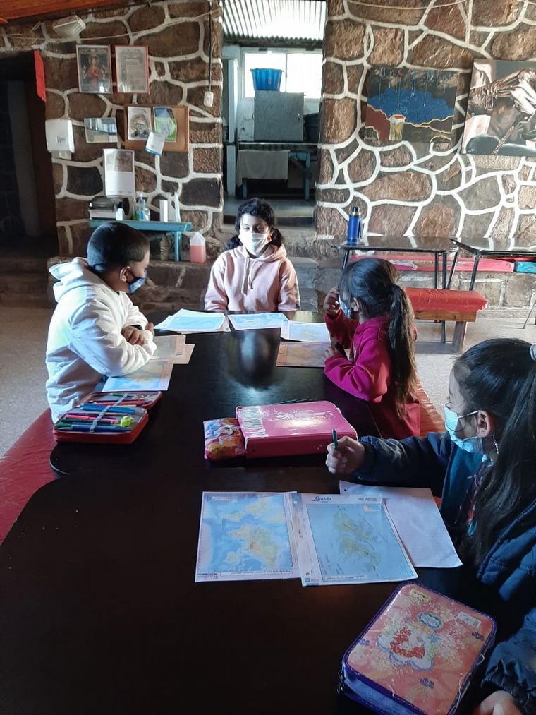 Alumnos de la escuela Ceferino Namuncurá aprenden con los especiales de Cadena 3.