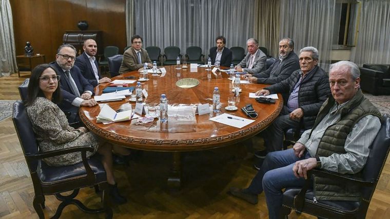 FOTO: Reunión entre Guzmán, Kulfas y Moroni con representantes de la CGT y la UIA