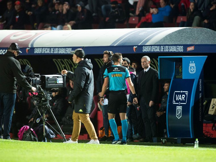 Nicolás Lamolina consultó el VAR y cobró penal para Aldosivi por una mano.