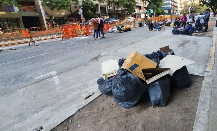 FOTO: Limpieza de la avenida Chacabuco, tras el acampe.