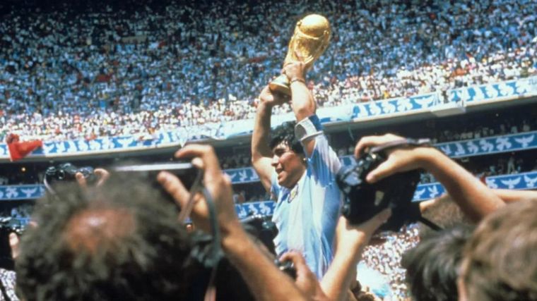 FOTO: Homenaje a Maradona en el inicio del sorteo para Qatar 2022