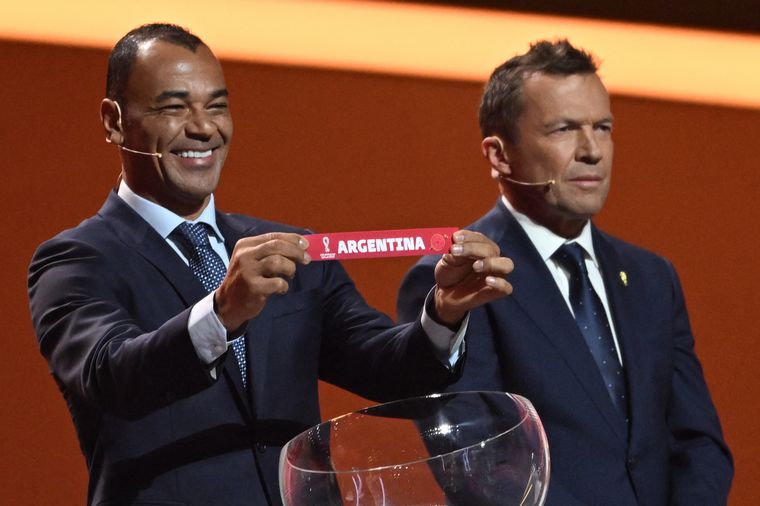 Cafú muestra el papel con el nombre de "Argentina".