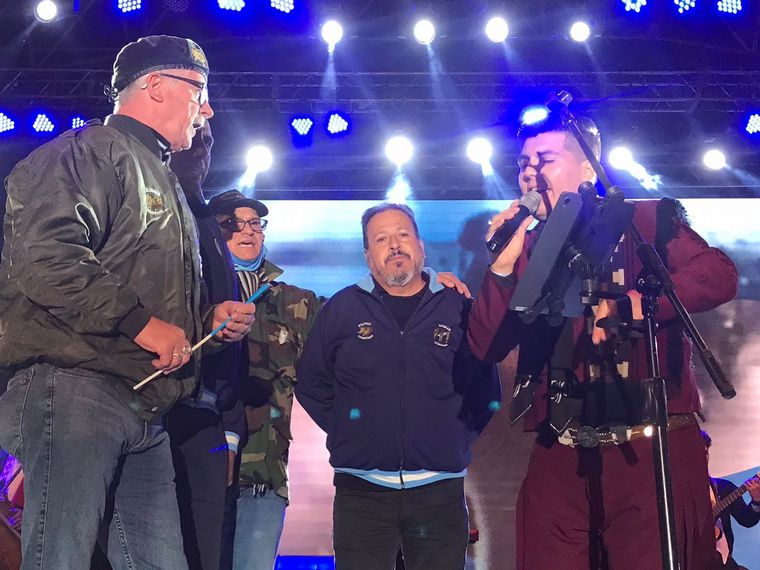 Veteranos interpretan la marcha de Malvinas en el acto homenaje en Córdoba