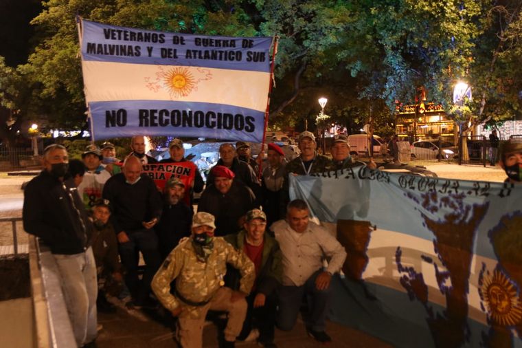 Homenaje en la Plaza de la Intendencia de Córdoba a veteranos de Malvinas