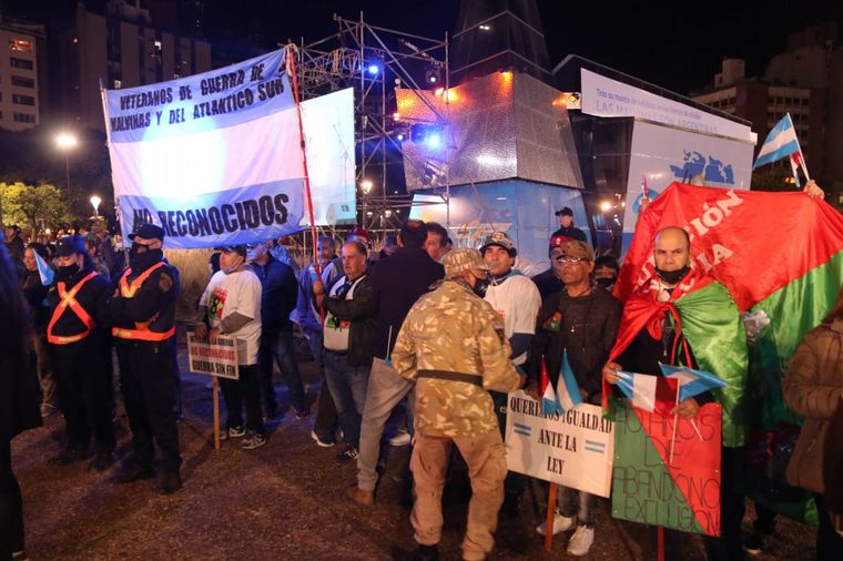 Homenaje en la Plaza de la Intendencia de Córdoba a veteranos de Malvinas