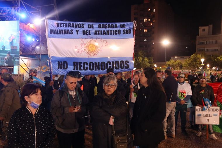 Homenaje en la Plaza de la Intendencia de Córdoba a veteranos de Malvinas