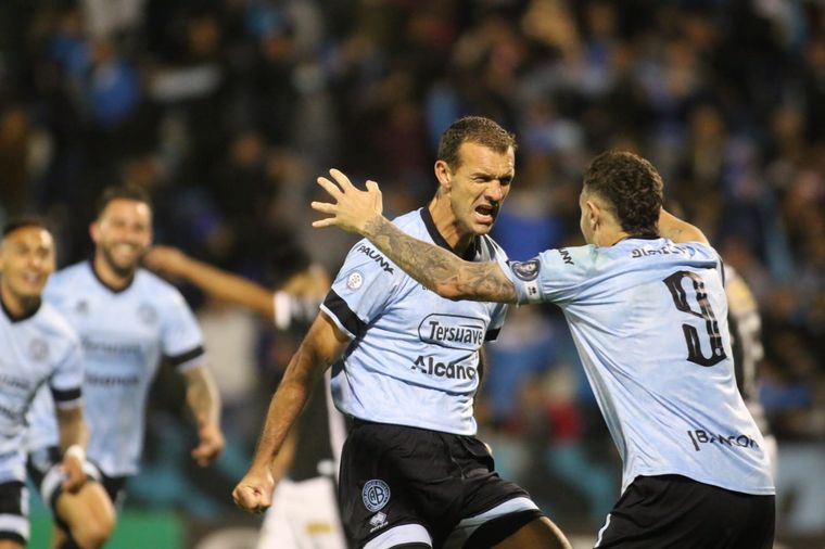 FOTO: Belgrano lo ganó en la última jugada y sigue más puntero que nunca.