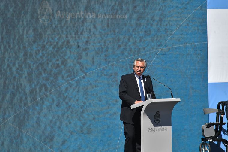 Alberto Fernández encabezando el acto de Malvinas