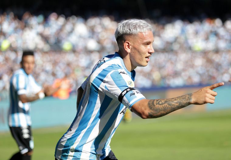 Enzo Copetti festeja su segundo gol contra Sarmiento