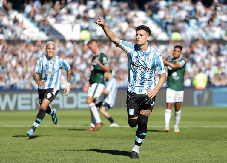 Tomas Chancalay festeja su gol en el partido de Racing contra Sarmiento