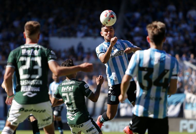 Racing lo dio vuelta y le ganó 4-1 a Sarmiento en Avellaneda