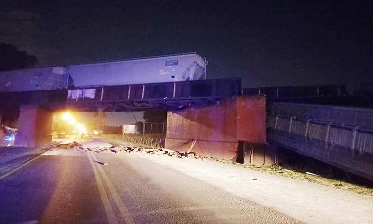 AUDIO: Colapsó un puente ferroviario y cayeron vagones de un tren en Rosario