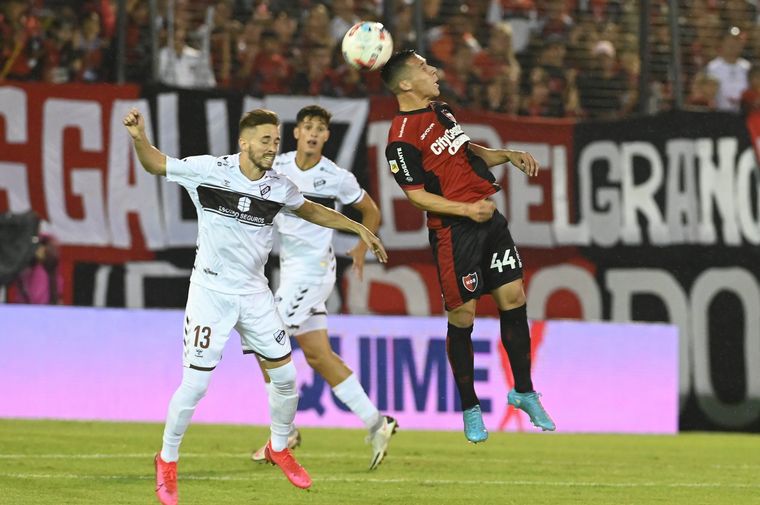 Newell's le ganó a Platense con un polémico penal del VAR