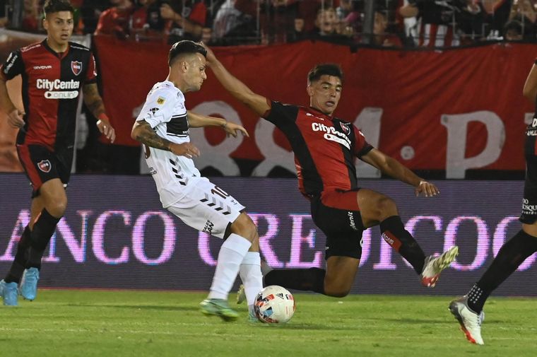 Newell's le ganó a Platense con un polémico penal del VAR