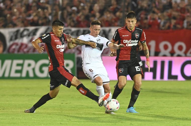 Newell's le ganó a Platense con un polémico penal del VAR