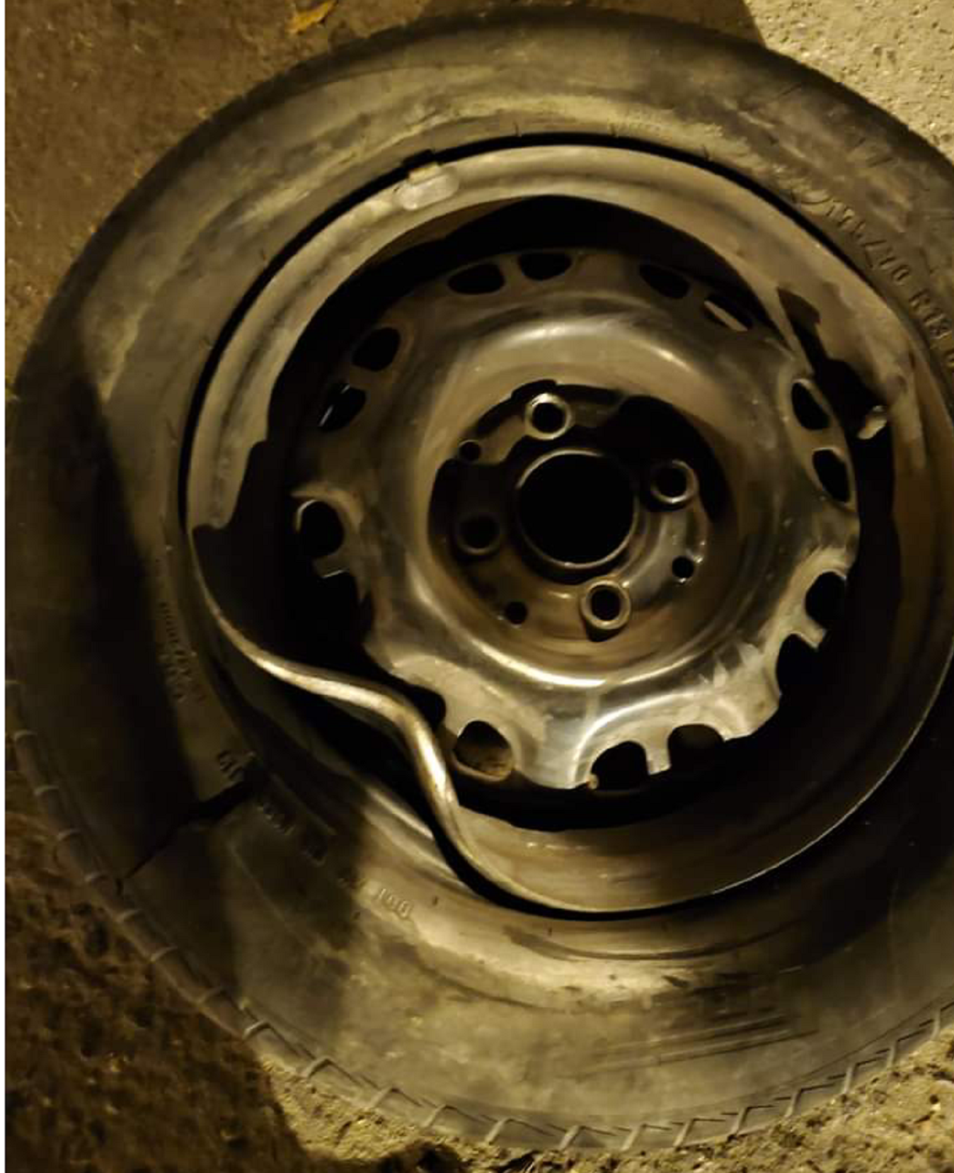 El asalto comenzó con una emboscada en la ruta.