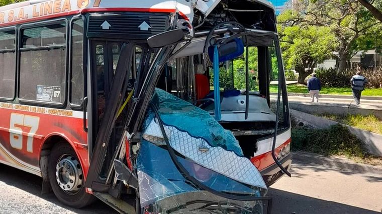 Dos colectivos con pasajeros chocaron en pleno centro porteño (Foto: @FedeGaribaldi7)