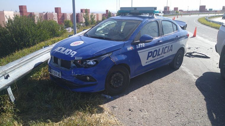 Insólito choque involucró a un móvil, motos y una camioneta