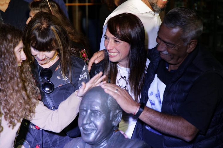 El emotivo homenaje a Amadeo Nuccetelli fue frente a la sede social de la 