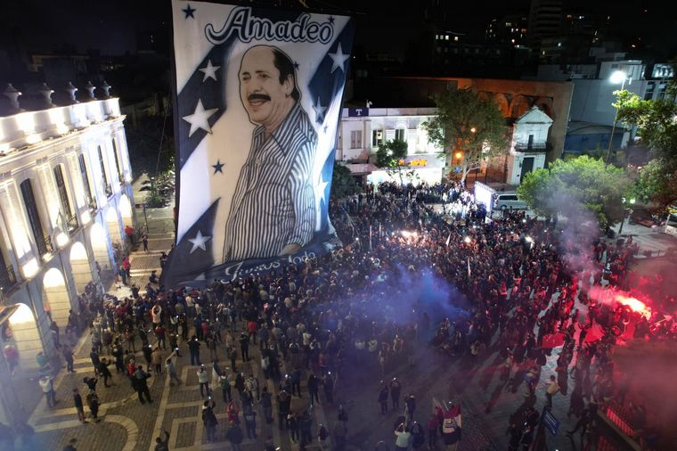 El emotivo homenaje a Amadeo Nuccetelli fue frente a la sede social de la 