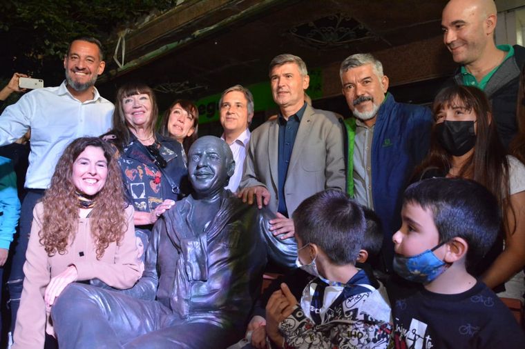 El emotivo homenaje a Amadeo Nuccetelli fue frente a la sede social de la 