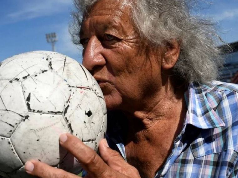 FOTO: La leyenda del fútbol local murió en mayo de 2020.