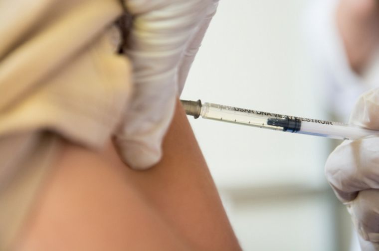 FOTO: Comienza la vacunación antigripal en los grupos de riesgo