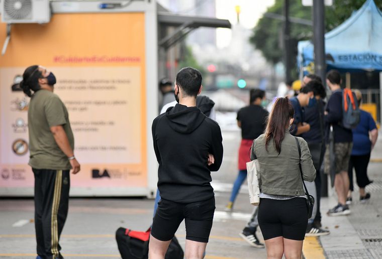 Confirman 20 muertes y 2.228 nuevos casos de coronavirus en el país.