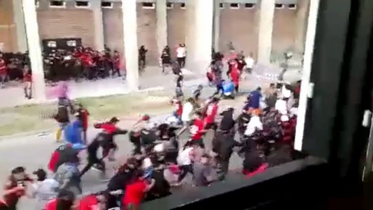 Captura de video del enfrentamiento en las afueras del estadio de Colón.