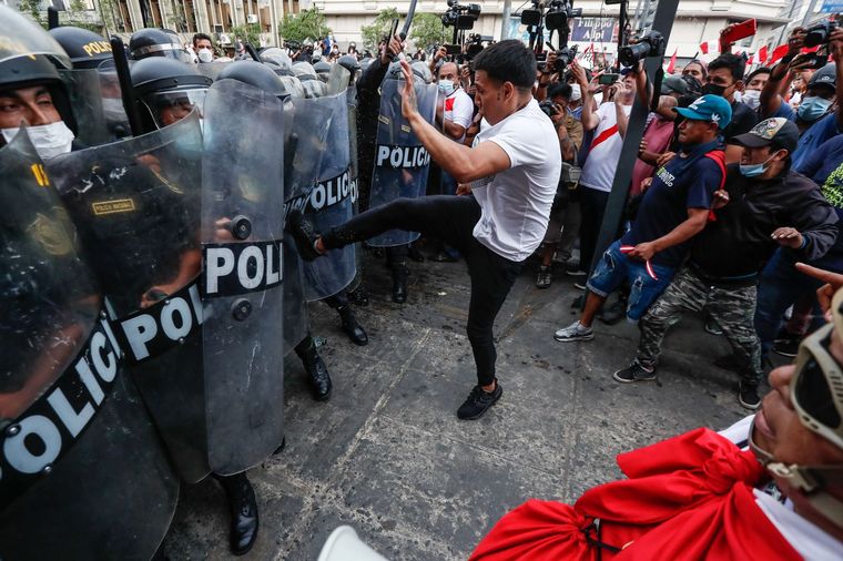 FOTO: Perú: otro muerto y decenas de heridos por nuevos disturbios