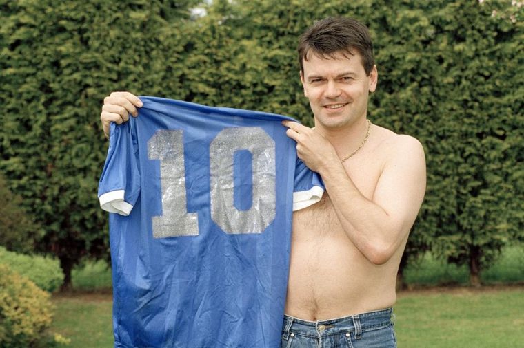 El ex futbolista Steve Hodge es el actual dueño de la casaca