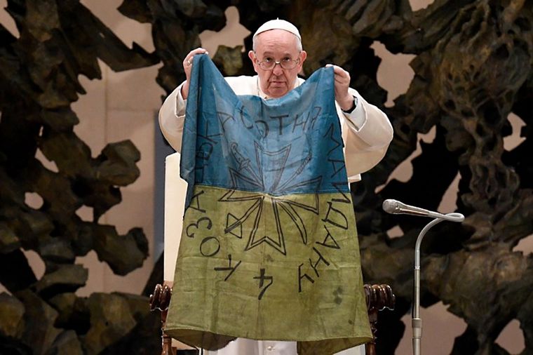 FOTO: Jorge Bergoglio muestra la bandera ucraniana que le acercaron. 